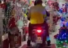 Cercola (NA): entrano con lo scooter dentro un negozio e postano il filmato sui social [VIDEO VIRALE]