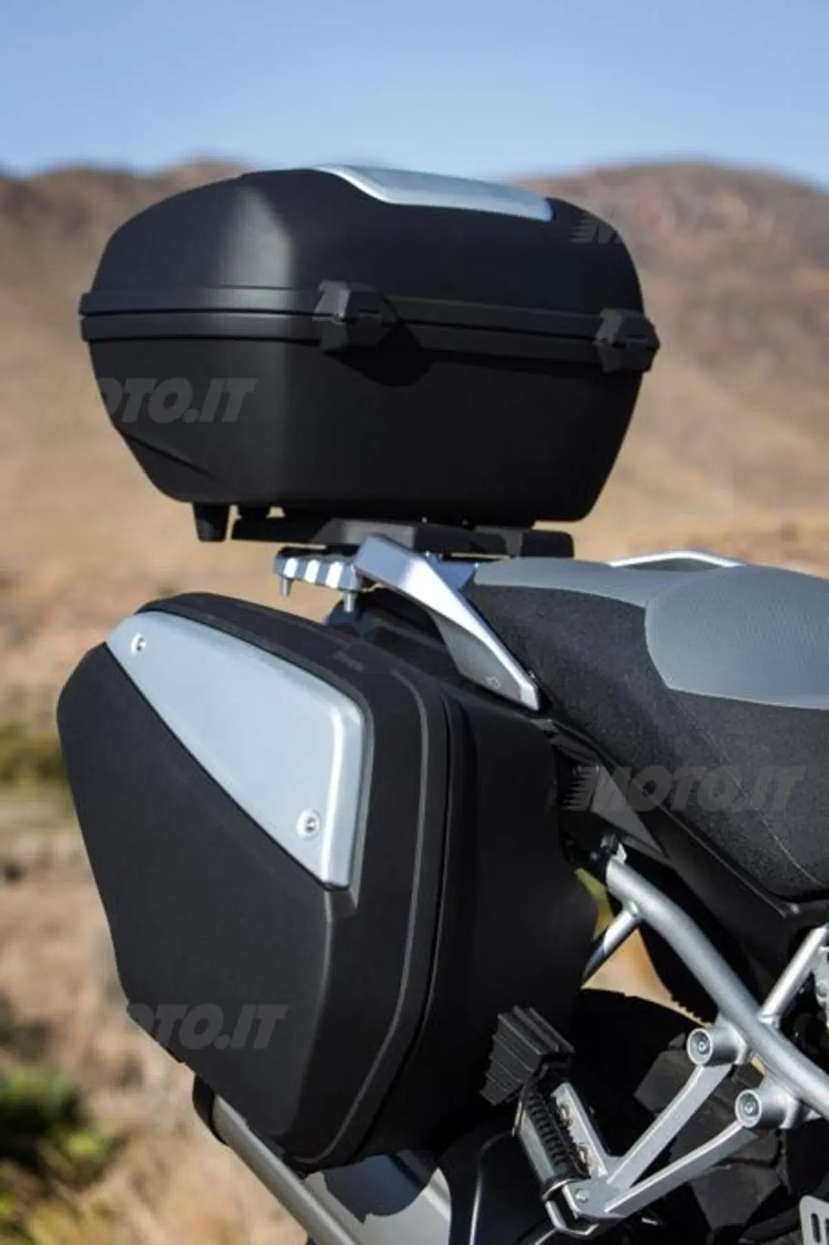 Suzuki V-Strom 1000 ABS 3L con kit valige e bauletto integrati (2)