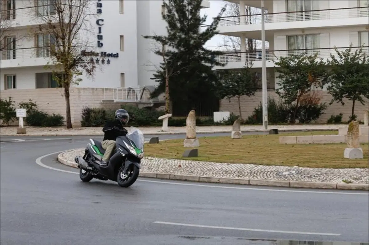 Kawasaki J300