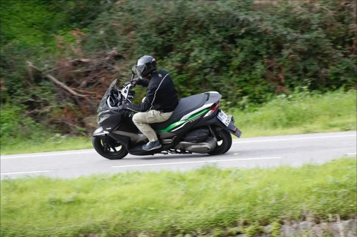 Kawasaki J300 (7)