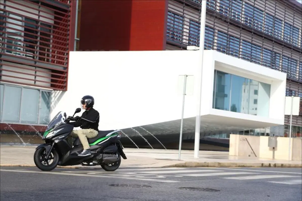 Kawasaki J300 (12)