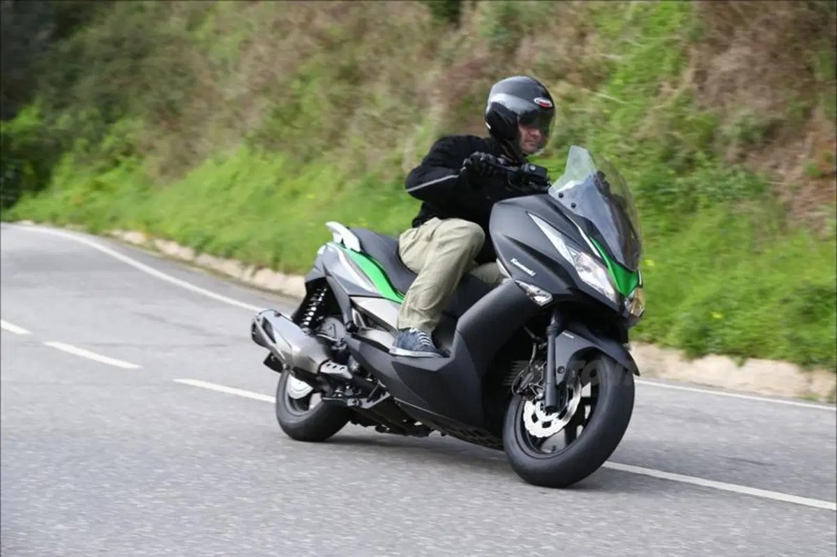 Kawasaki J300 (16)
