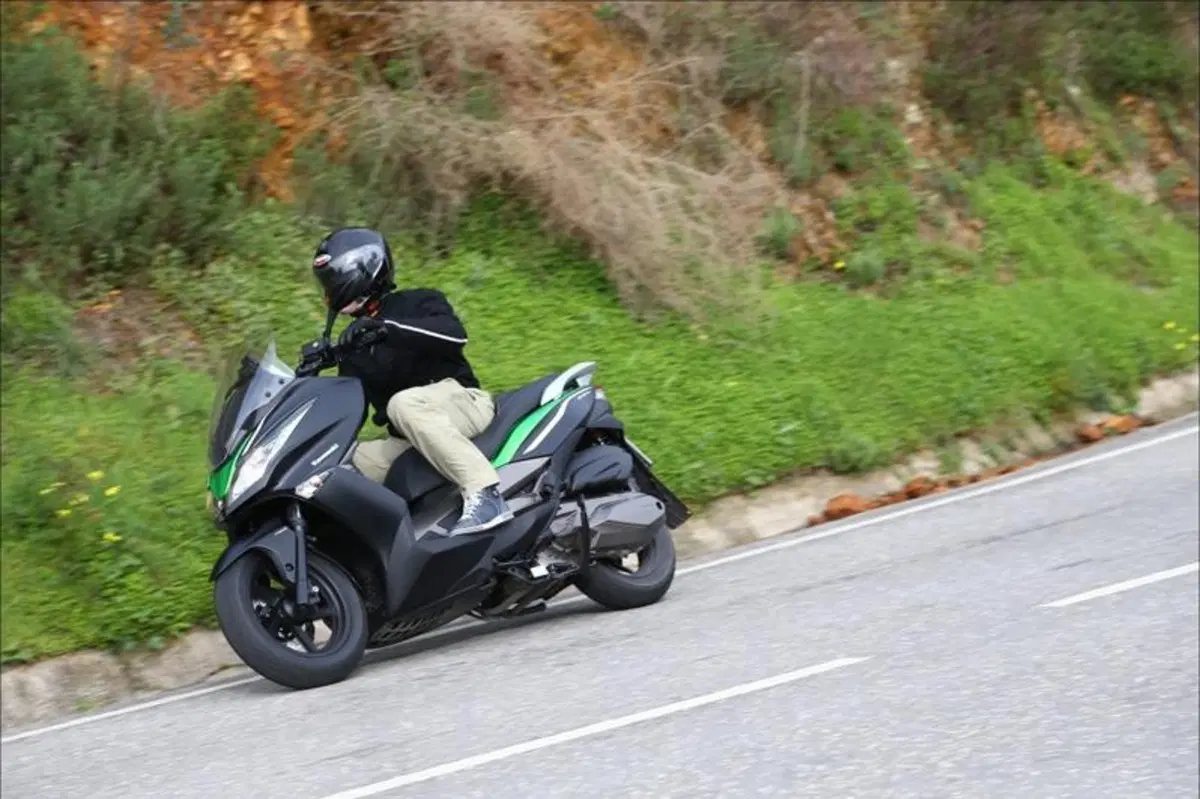 Kawasaki J300 (17)