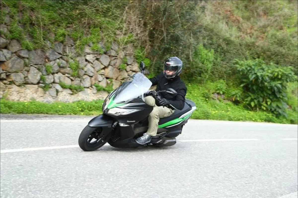 Kawasaki J300 (19)