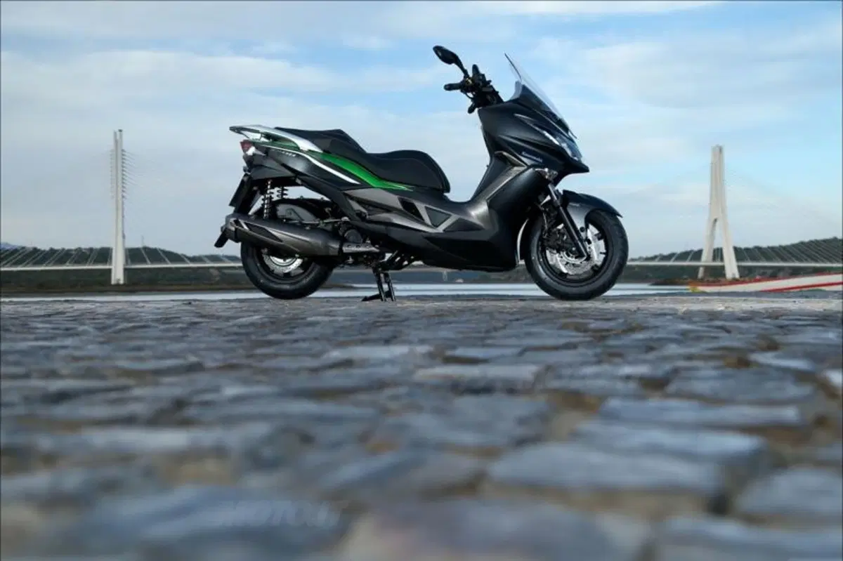 Kawasaki J300 (21)