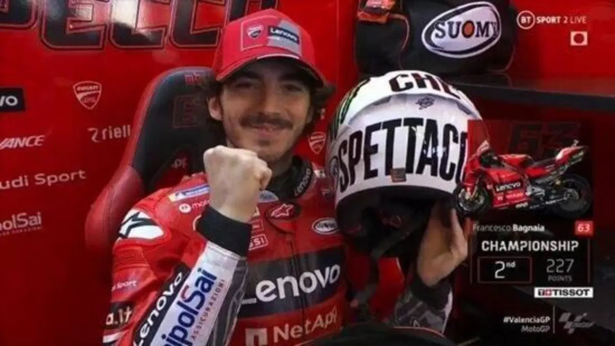MotoGP 2021. Il GP di Valencia. I piloti dell'Academy riportano in pista i caschi di Rossi [GALLERY]