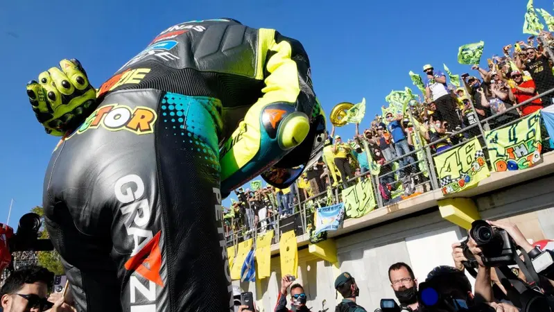 MotoGP 2021. Il GP di Valencia. L'ultimo saluto di Valentino Rossi [VIDEO]