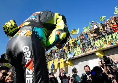 MotoGP 2021. Il GP di Valencia. L'ultimo saluto di Valentino Rossi [VIDEO]