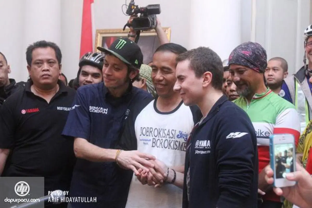 MotoGP. Lorenzo in bicicletta prima di salire sulla nuova Yamaha (3)