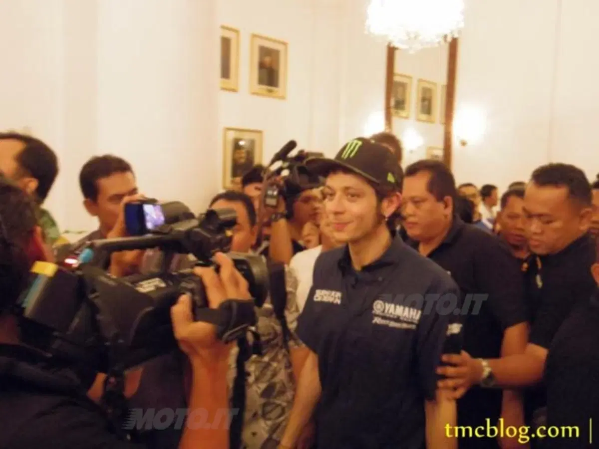 MotoGP. Lorenzo in bicicletta prima di salire sulla nuova Yamaha (4)