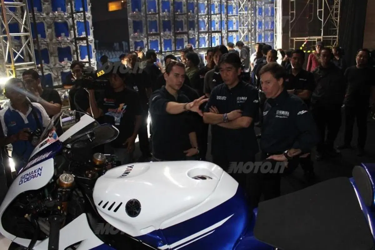 MotoGP. Svelate le nuove Yamaha M1 2014 (22)