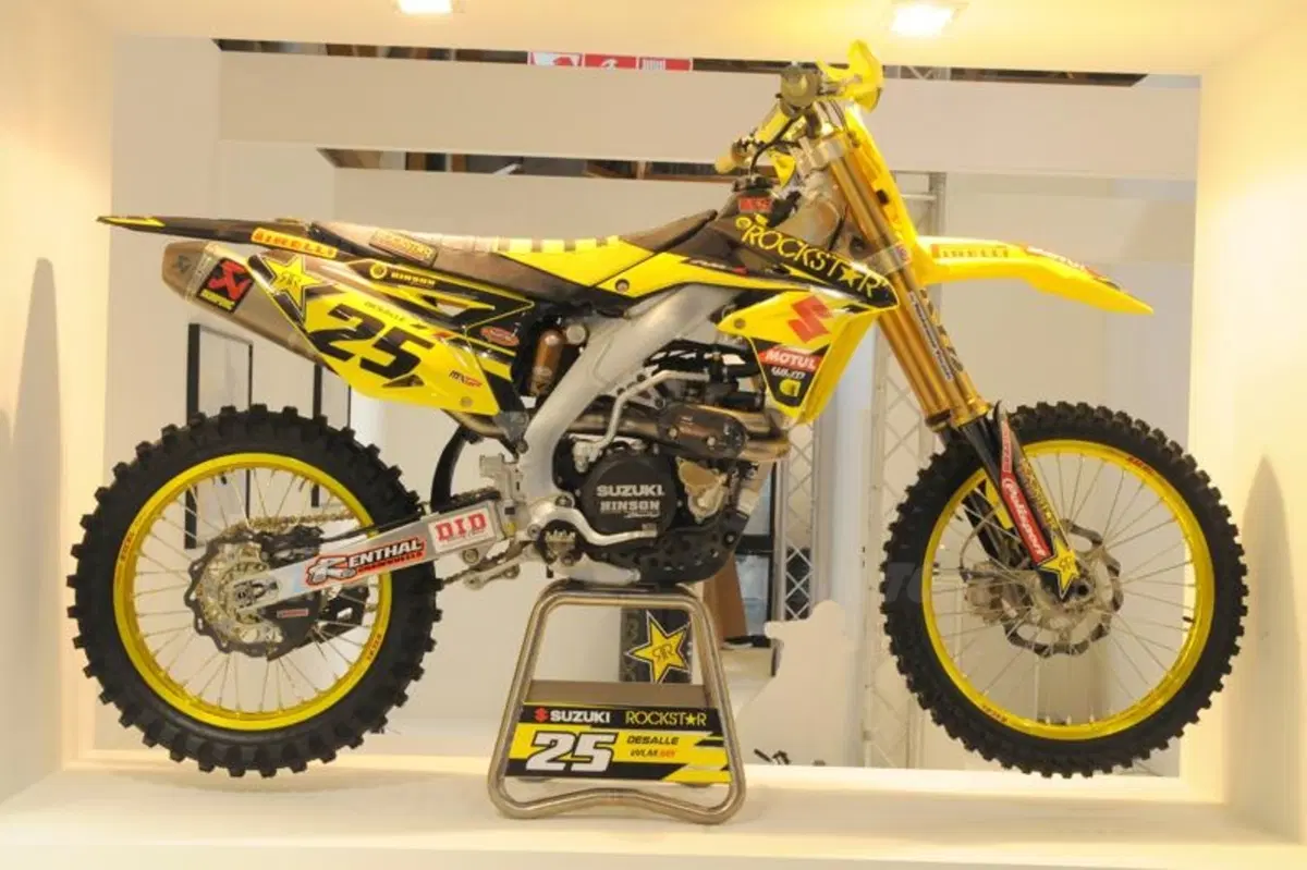 Suzuki svela la livrea della RM-Z450 ufficiale (2)