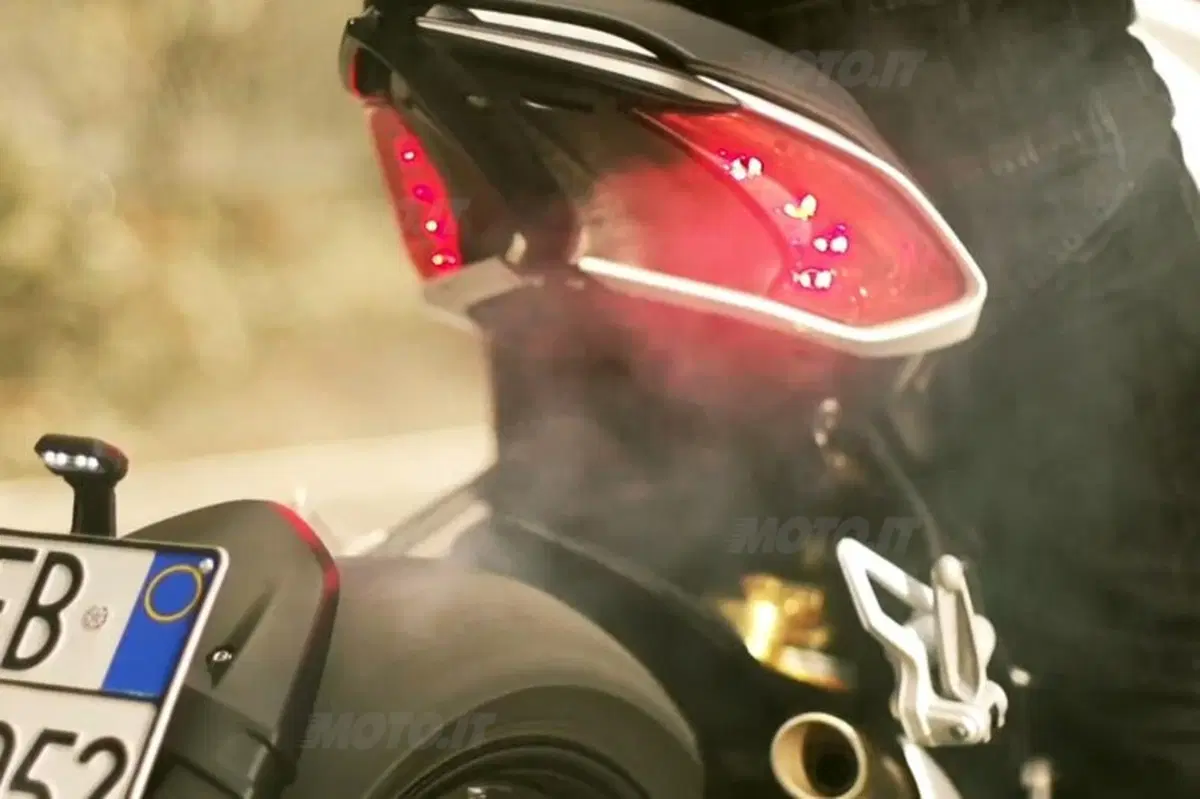 MV Agusta Dragster 800. Il bello di Brutale e Rivale (3)