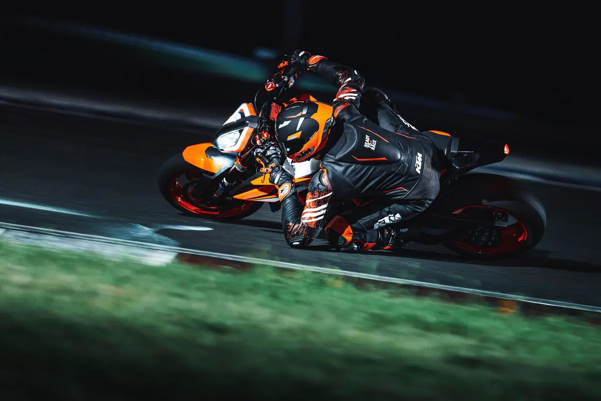 KTM SuperDuke 1290 R e 1290R EVO 2022: foto e dati (2)