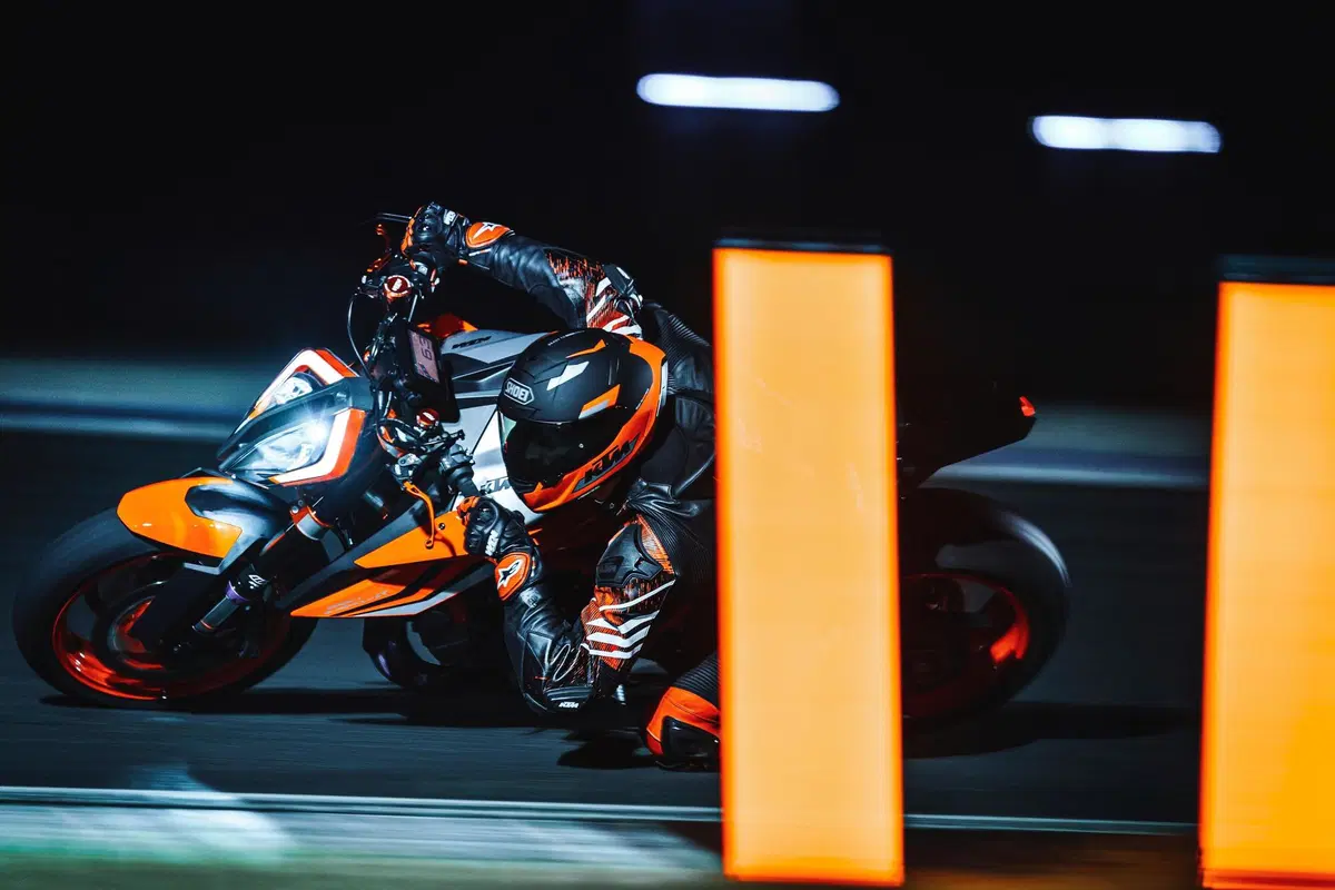 KTM SuperDuke 1290 R e 1290R EVO 2022: foto e dati (6)