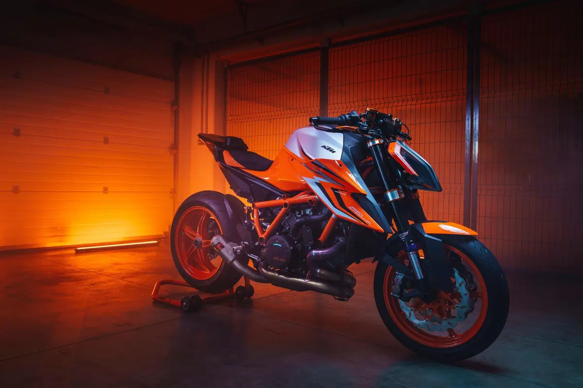 KTM SuperDuke 1290 R e 1290R EVO 2022: foto e dati (7)