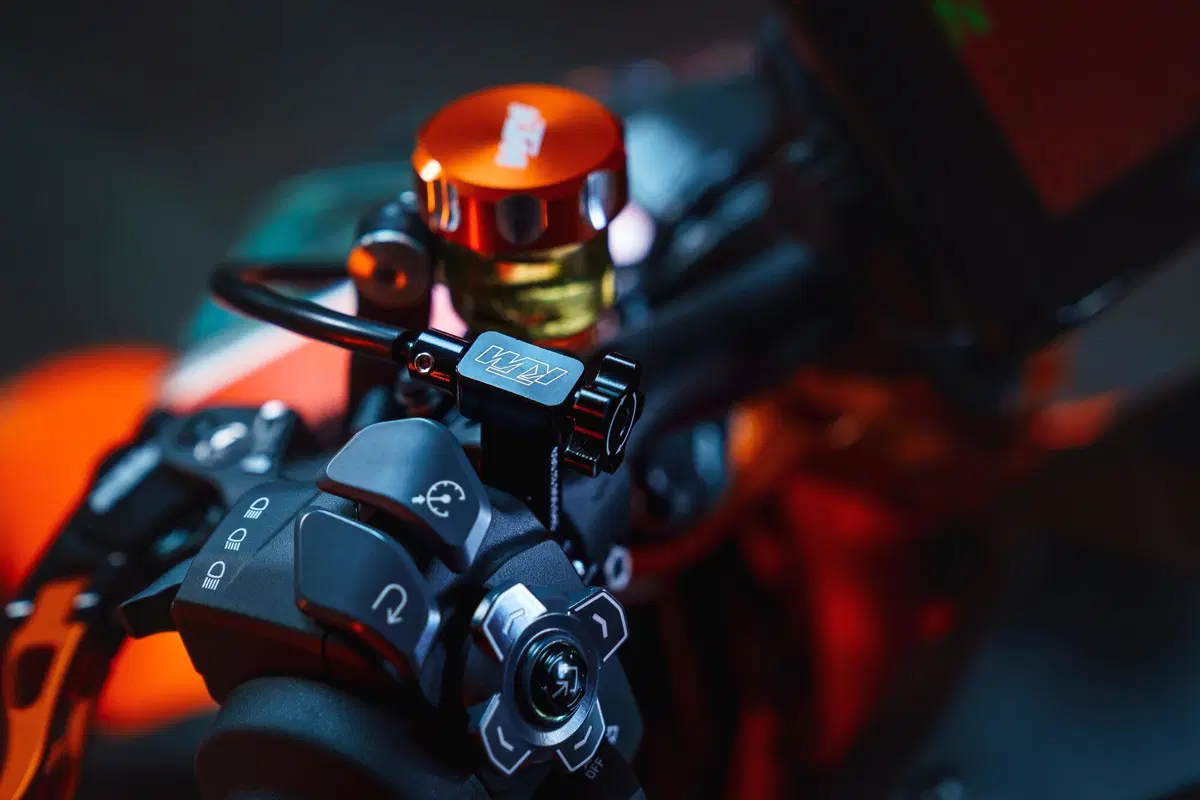 KTM SuperDuke 1290 R e 1290R EVO 2022: foto e dati (2)