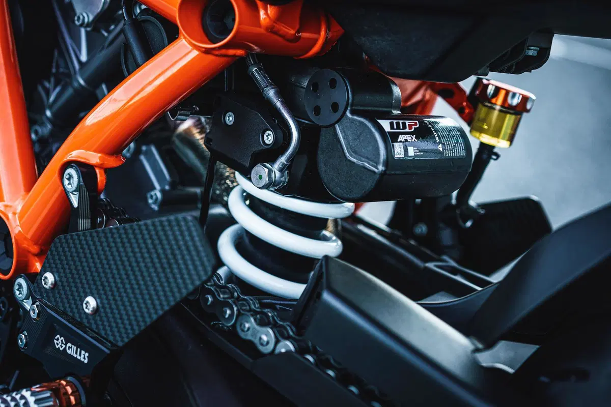 KTM SuperDuke 1290 R e 1290R EVO 2022: foto e dati (5)