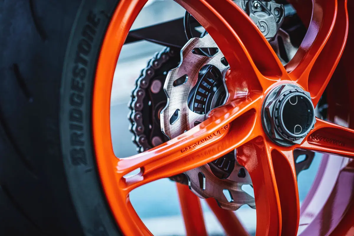 KTM SuperDuke 1290 R e 1290R EVO 2022: foto e dati (4)