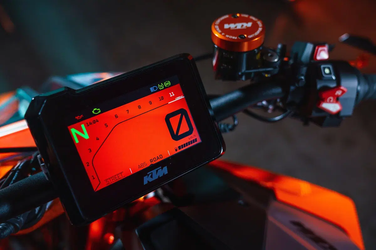 KTM SuperDuke 1290 R e 1290R EVO 2022: foto e dati (10)