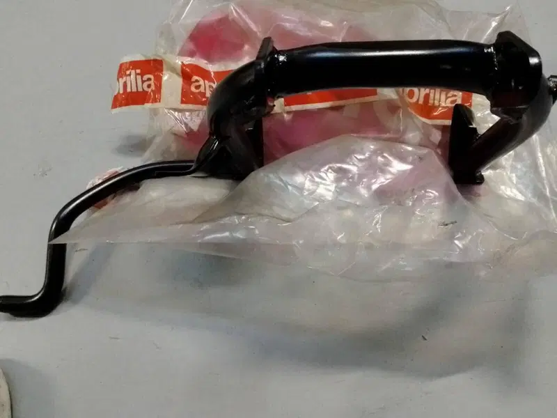 CAVALLETTO APRILIA SCARABEO 50 E 100 AP8235103 (2)