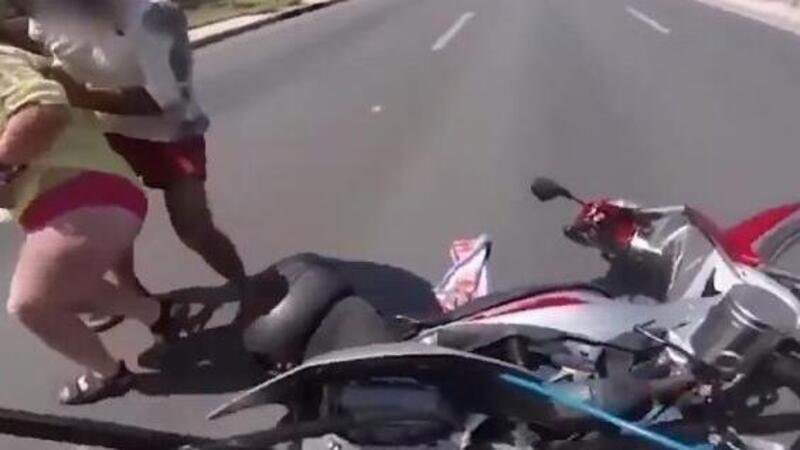 Scooter vs moto: il sorpasso &egrave; catastrofico [VIDEO VIRALE]
