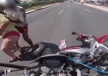 Scooter vs moto: il sorpasso è catastrofico [VIDEO VIRALE]