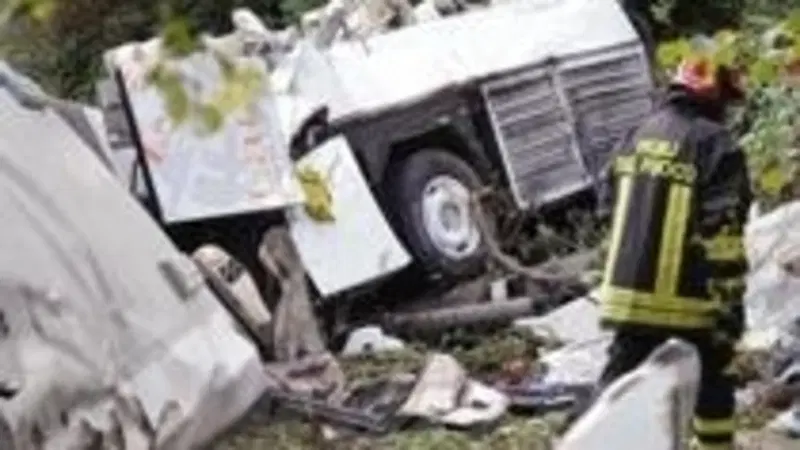Bus in Irpinia: "Un guasto ai freni ha provocato l'incidente". Ma le cause della tragedia sono altre 