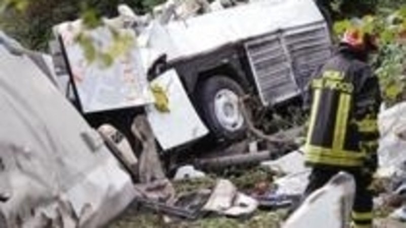 Bus in Irpinia: &quot;Un guasto ai freni ha provocato l&#039;incidente&quot;. Ma le cause della tragedia sono altre 