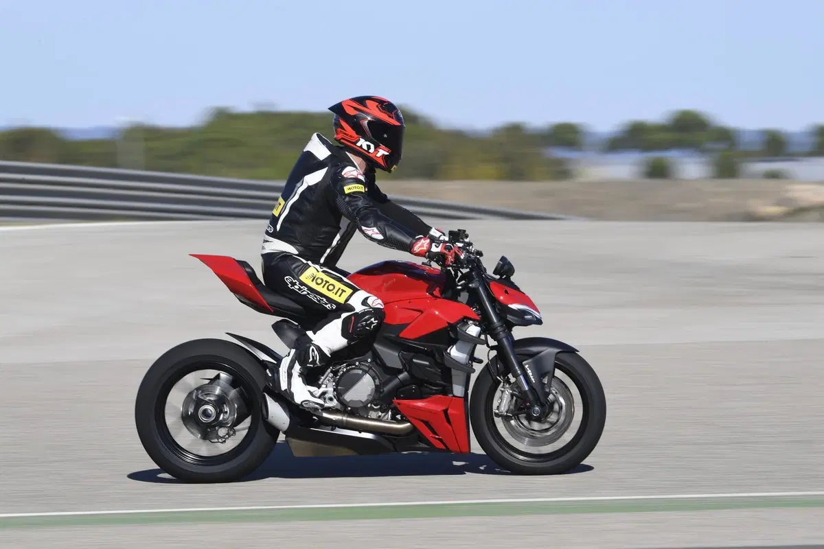 Ducati Streetfighter V2 (2)