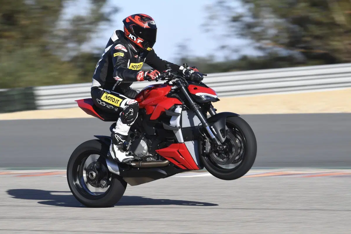 Ducati Streetfighter V2 (15)