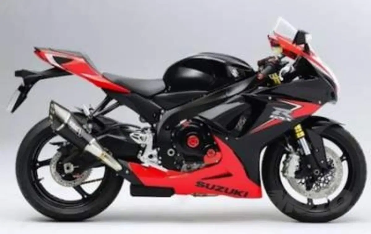 Suzuki: GSX-R750 Yoshimura per il mercato britannico