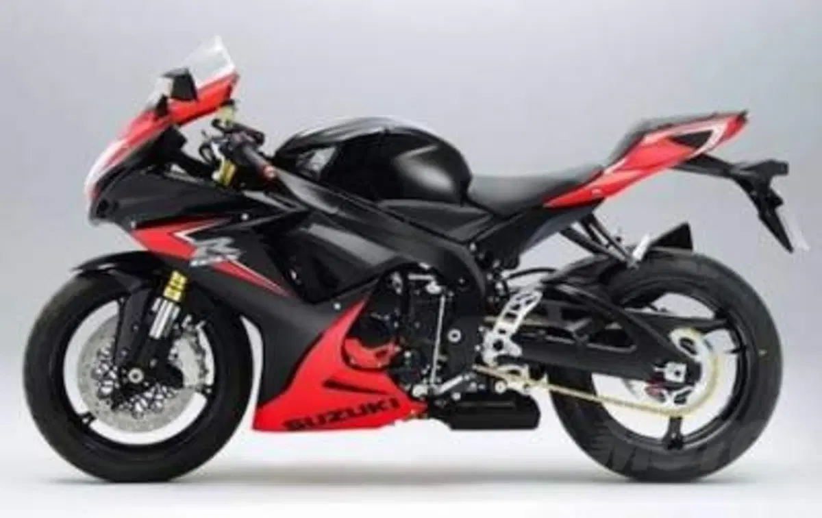 Suzuki: GSX-R750 Yoshimura per il mercato britannico (2)