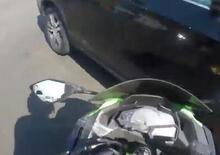 Kamikaze con la Kawasaki Ninja nel traffico: botto inevitabile  [VIDEO]