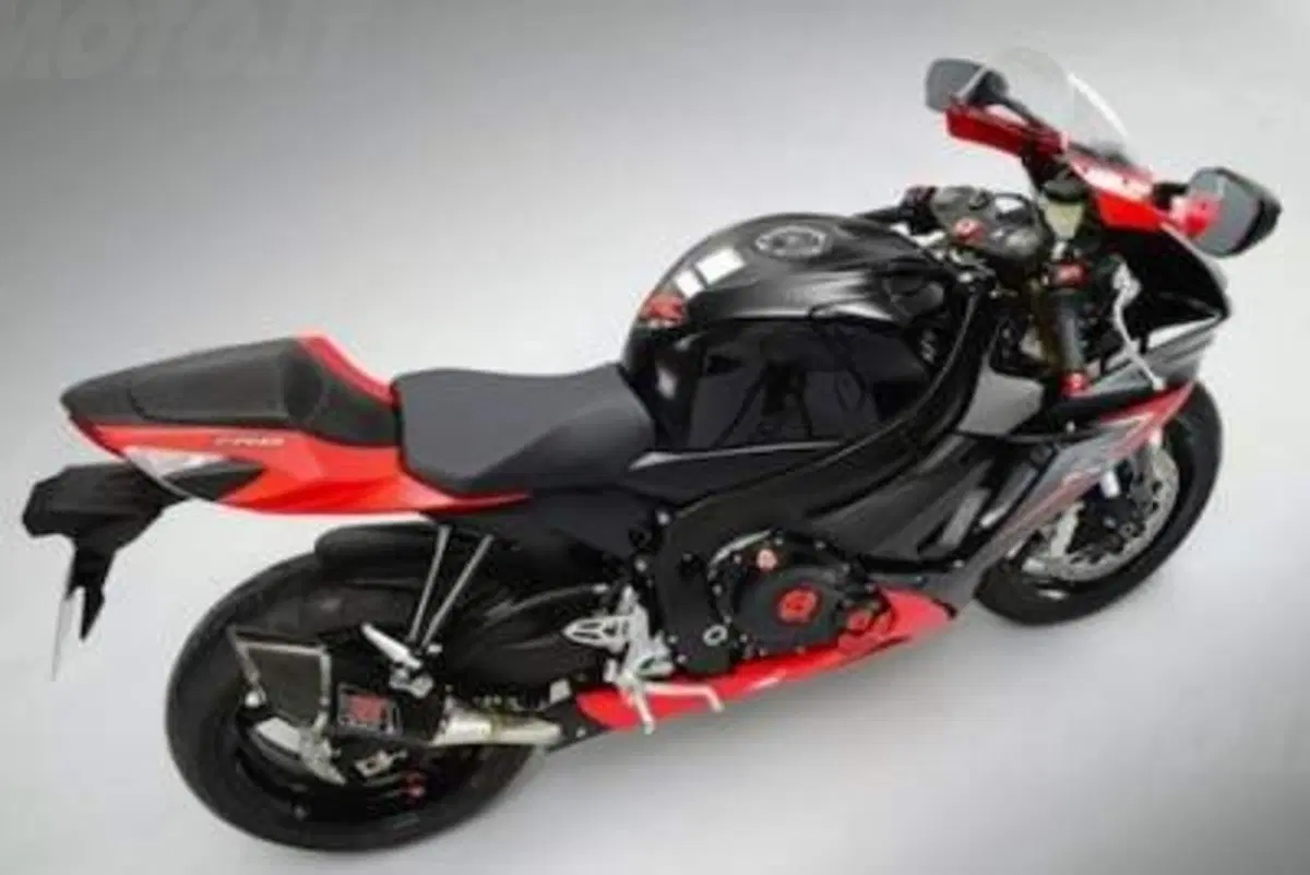 Suzuki: GSX-R750 Yoshimura per il mercato britannico (3)