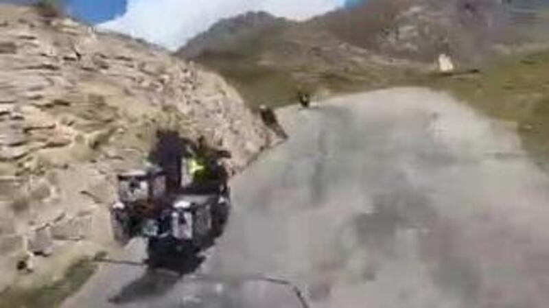 Sul tornante con la BMW GS rischia il frontale con un ciclista [VIDEO VIRALE]