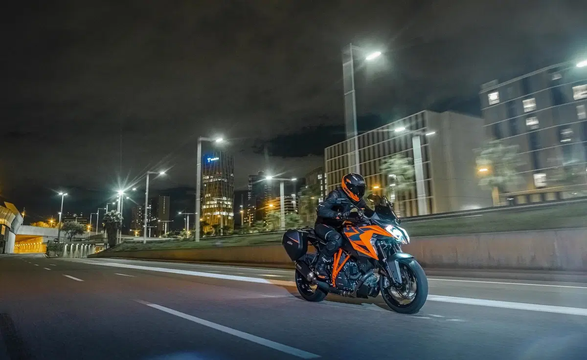 Nuova KTM 1290 SUPER DUKE GT, foto e dati (11)