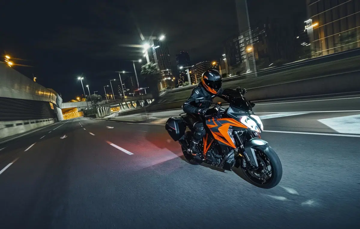 Nuova KTM 1290 SUPER DUKE GT, foto e dati (13)