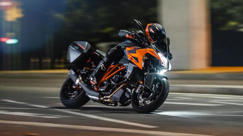 Nuova KTM 1290 SUPER DUKE GT, foto e dati