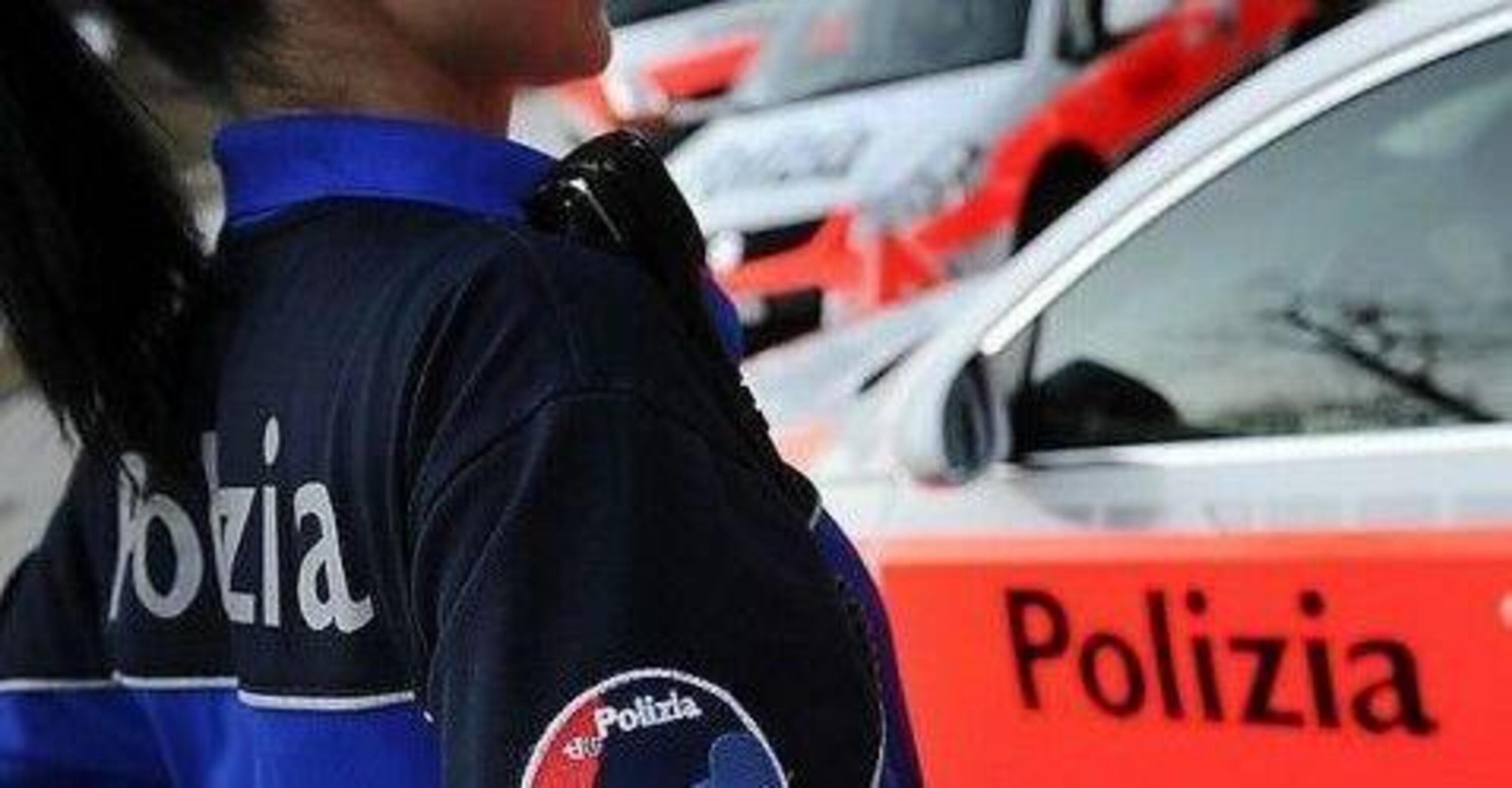 Zurigo: motociclista scappa dalla polizia ma si schianta contro un&#039;auto, arrestato