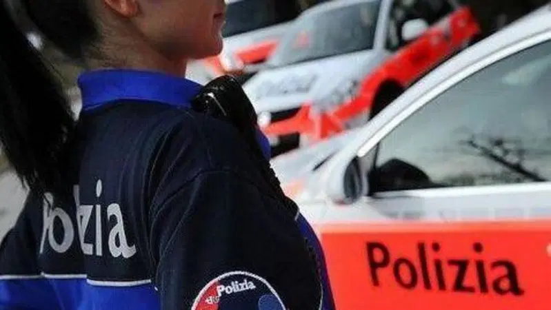 Zurigo: motociclista scappa dalla polizia ma si schianta contro un'auto, arrestato