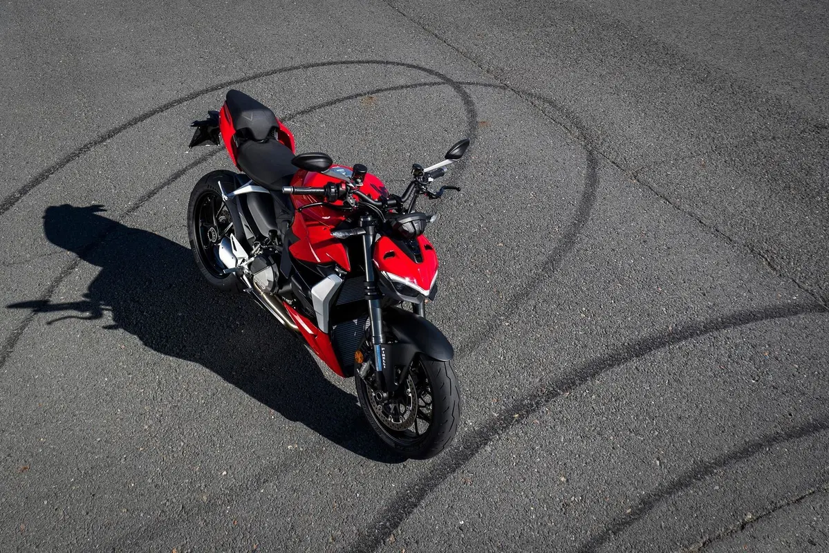 Ducati Streetfighter V2 (2)