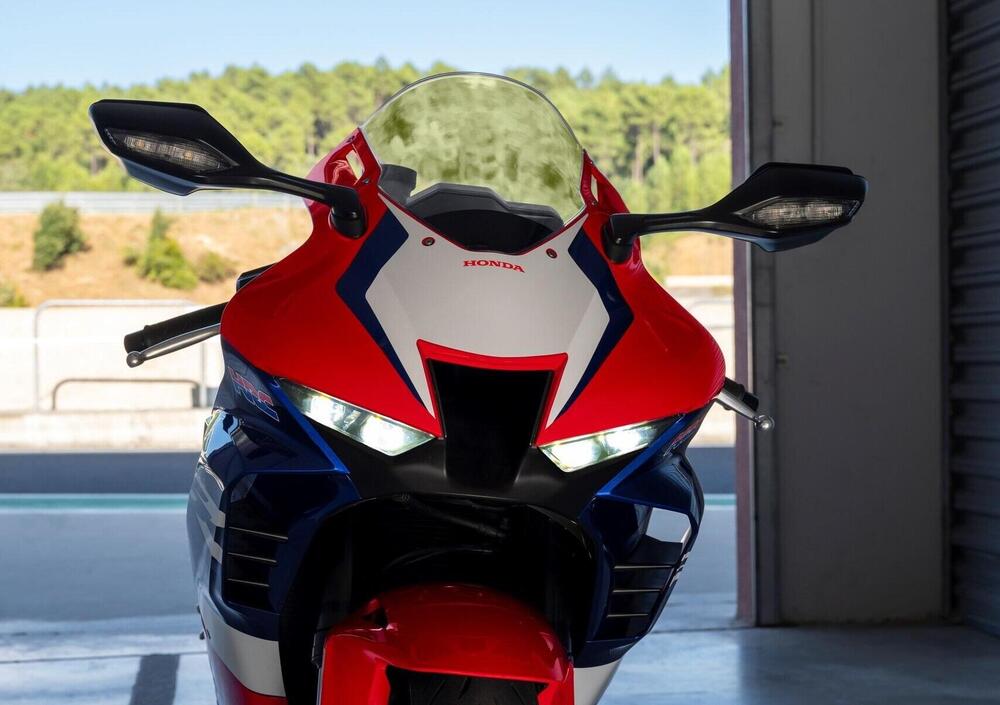 Honda CBR 1000 RR-R Fireblade (2022 - 23) (4)