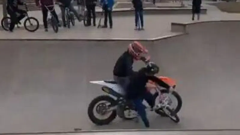 Prima la moto contro la bici, poi la bici contro il motociclista [VIDEO]