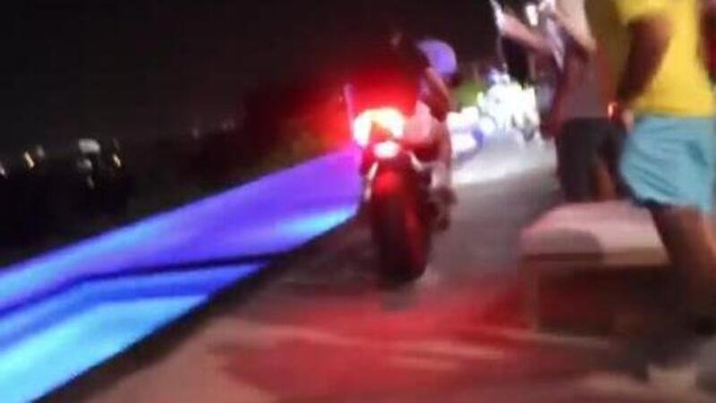 Tuffarsi con la Ducati Panigale in piscina. Ma perch&eacute;?! [VIDEO VIRALE]