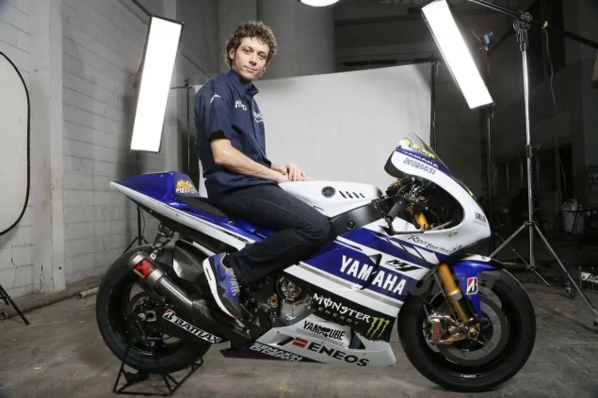 Yamaha R1, nuova colorazione Replica MotoGP (3)