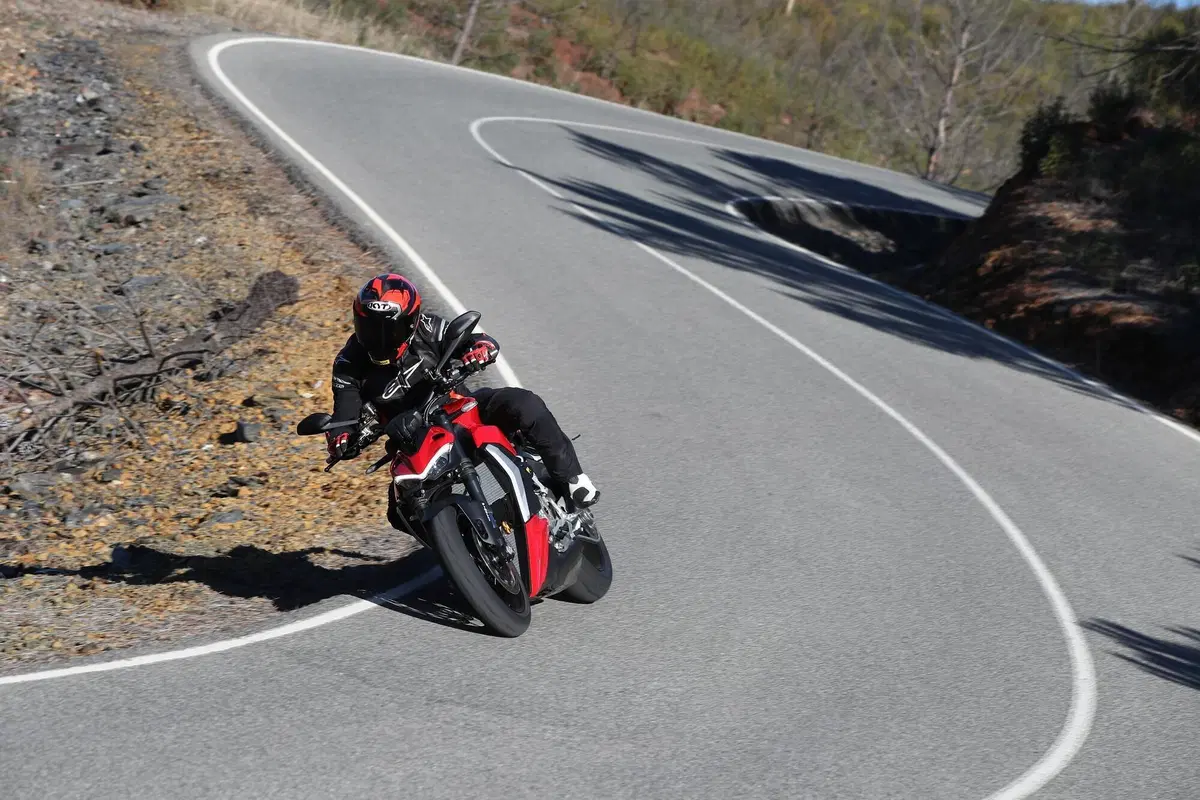 Ducati Streetfighter V2 (4)