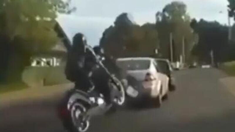 Harley Davidson contro scooter: il tamponamento &egrave; agghiacciante [VIDEO]