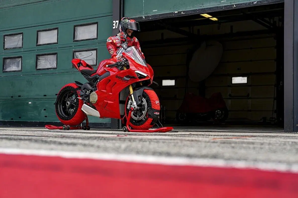 Ducati Panigale V4 e V4S 2022. Dati, prezzi e foto