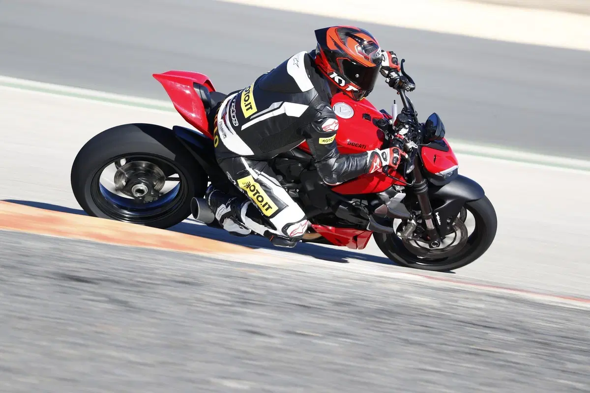 Ducati Streetfighter V2 (4)